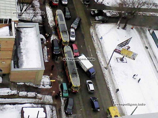 parkovka_nissan_kashkay_na_tramvaynyh_putyah_37586.jpg
