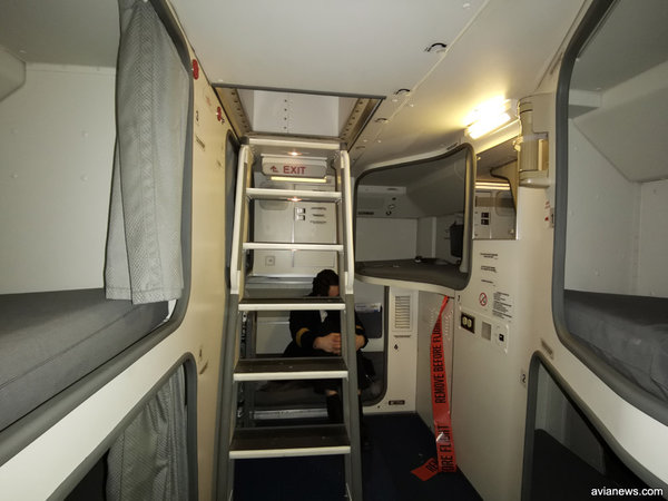 mau_crew_rest_room_777_3.jpg