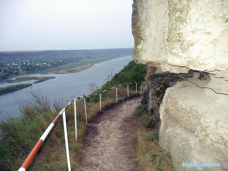 508-Ukr-Moldova-Tipova-skalny-mon-tropa-Dnestr