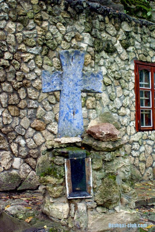 563-Ukr-Moldova-Saharna-skalny-mon-krest